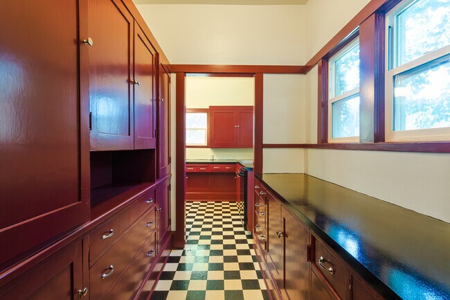 Building Photo - 315 NE Ash St