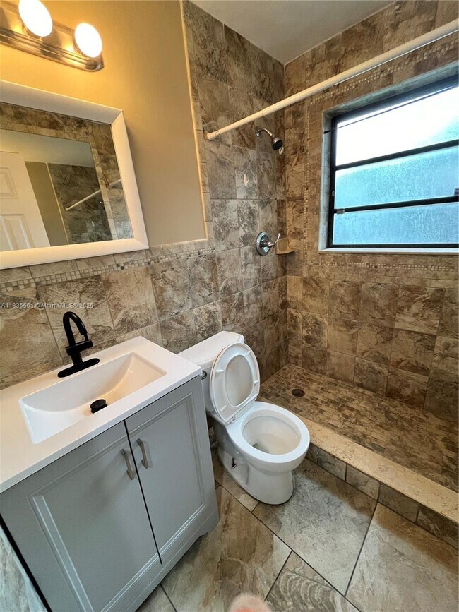 Building Photo - $3,000MONTHLY;1608 S 19TH AVE #HOUSE HOLLY...