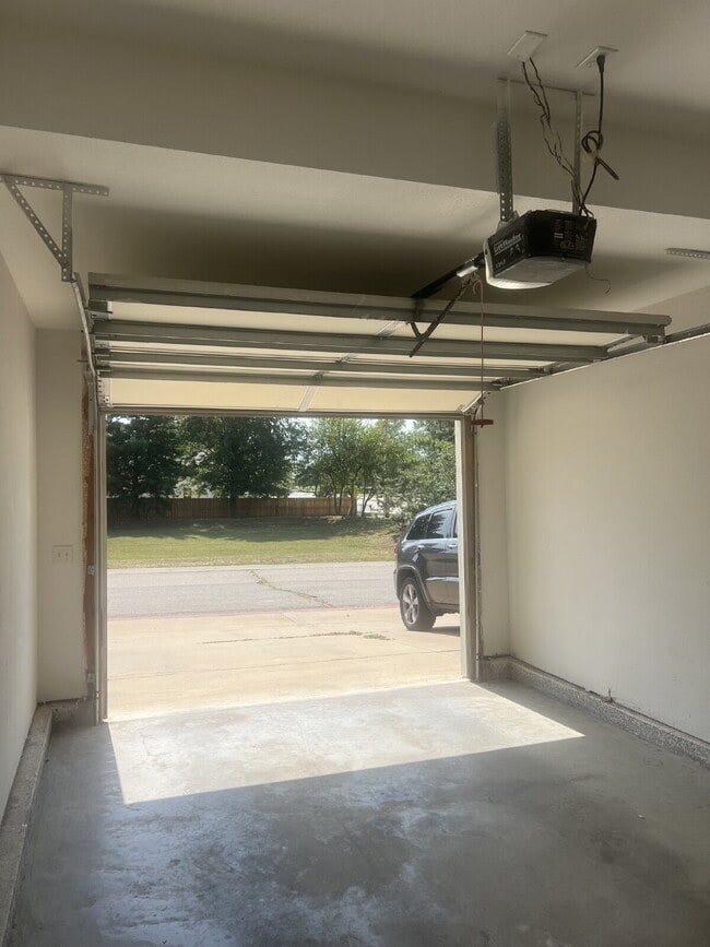 Building Photo - 2 Bed, 2.5 Bath Townhouse - Shawnee, KS