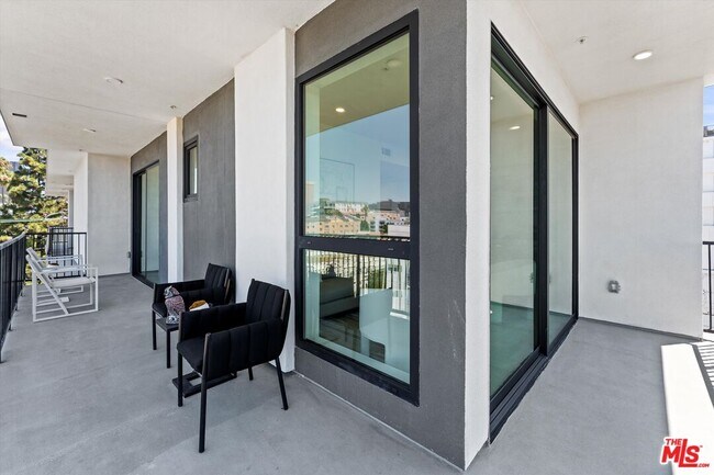 Building Photo - 904 S New Hampshire Ave