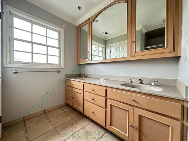 Building Photo - 108 Club Dr