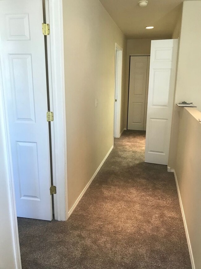 Building Photo - 2 Bedroom 1.5 Bathroom apartment Centrally located
