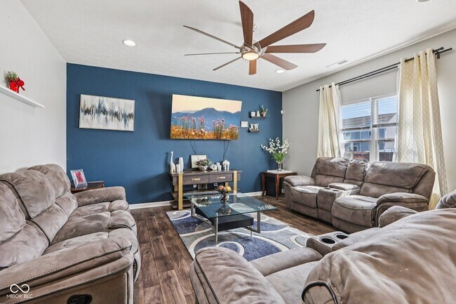 Building Photo - 6673 Laurelwood Dr