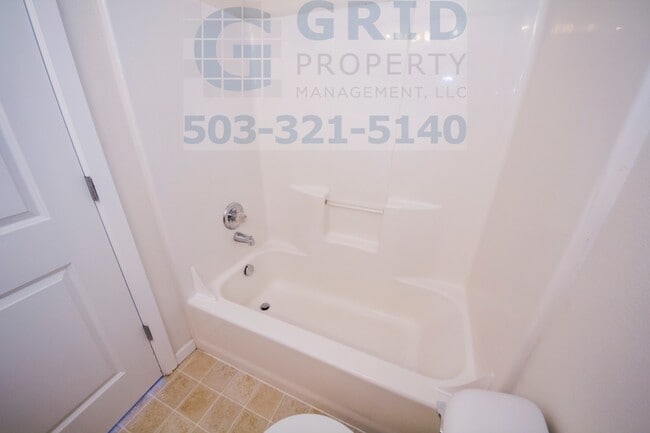 Building Photo - Beautiful 3BR Townhome