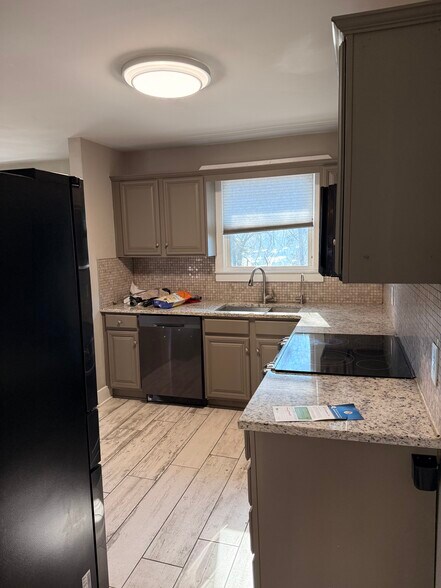 Building Photo - 237 Eisenhower Dr