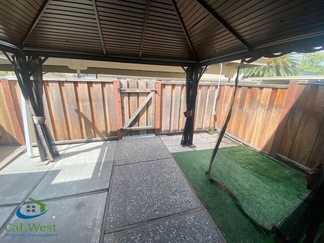 Building Photo - $3195-Updated Two Story Town Home in Bloss...