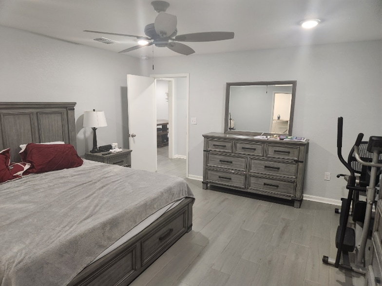 Building Photo - 1529 E Don St