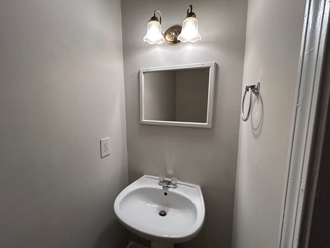 Building Photo - MOVE-IN SPECIAL! End Unit in Main Station with Hardwood Floors and Fireplace