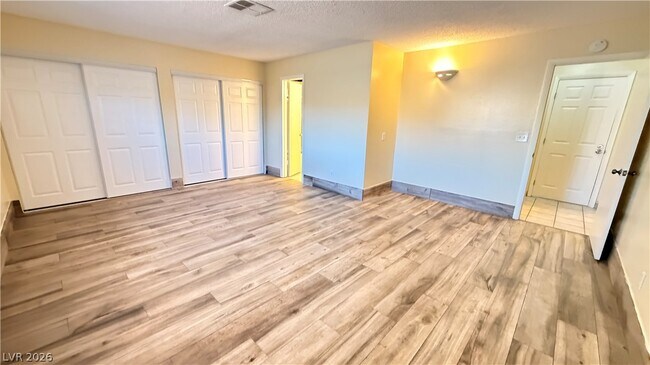 Building Photo - 3090 E Desmond Ave