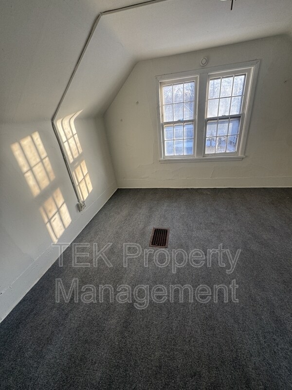 Building Photo - 8 Laurel St