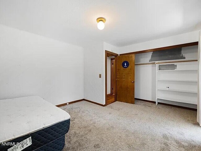 Building Photo - 445 Country Club Dr