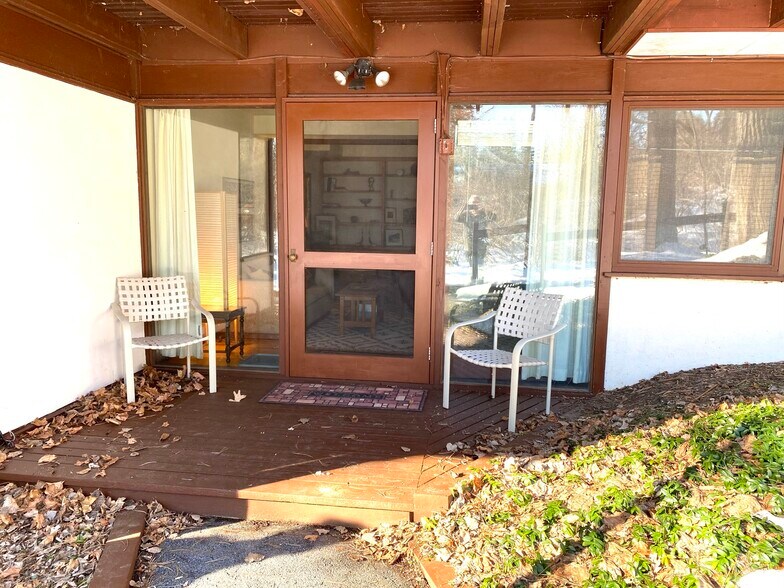 Entrance and porch - 206 Hanshaw Rd