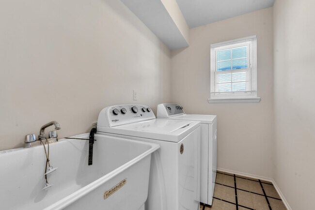 Building Photo - 197 Kings Way