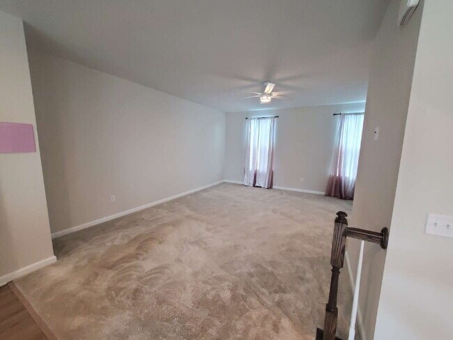 Building Photo - Beautiful 3 bedroom 2 1/2 bath townhome available for lease in Swedesboro