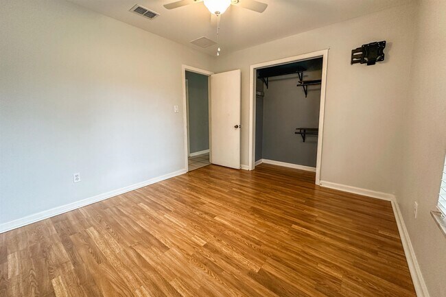 Building Photo - 2630 Mayfair Rd