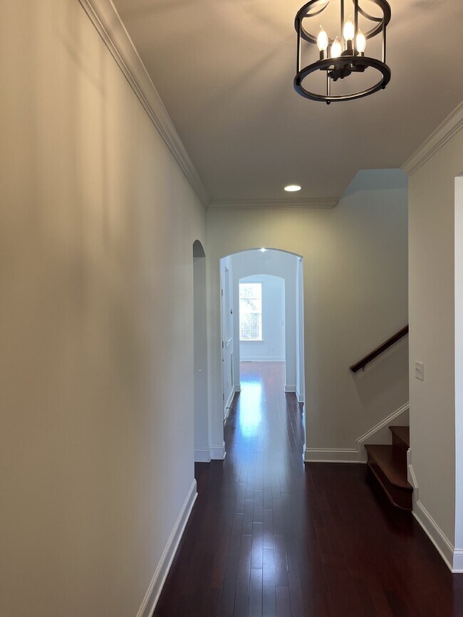 Building Photo - "Charming 4-Bed Home with Guest Suite & Gr...