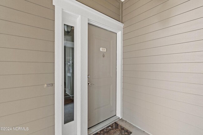 Building Photo - 2537 St James Dr SE