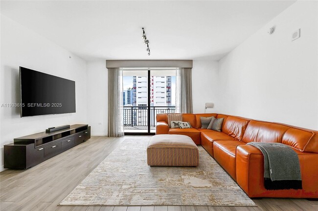 Building Photo - 999 SW 1st Ave