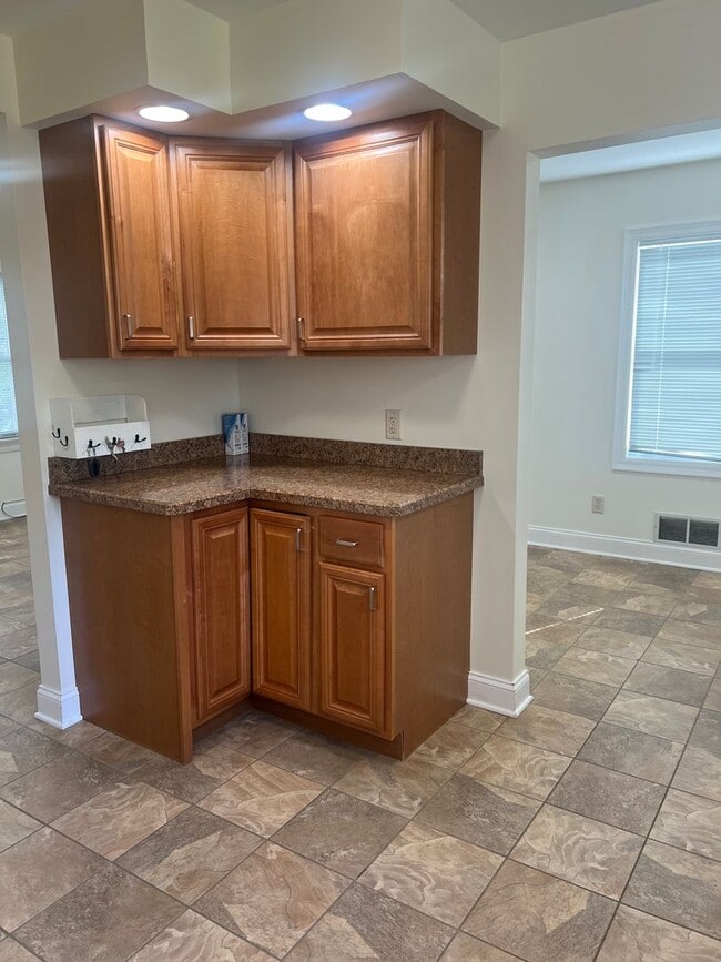 Building Photo - 3 Bed, 1.5 Bath Near U of R, Strong & Coll...