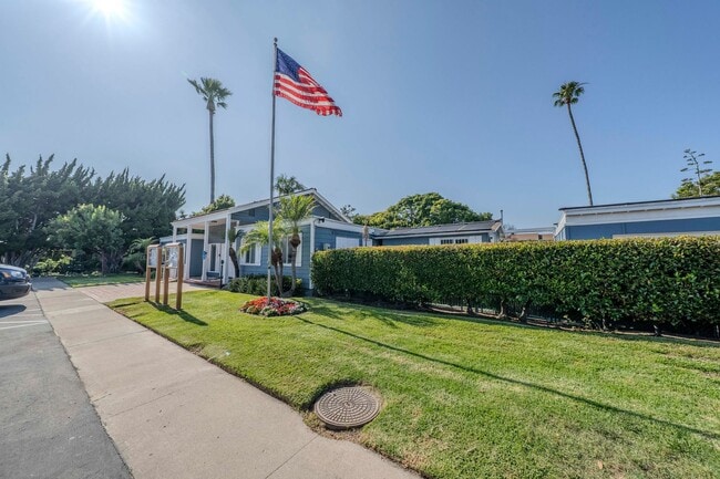 Building Photo - Bright & Airy 2-Bedroom End Unit Townhome