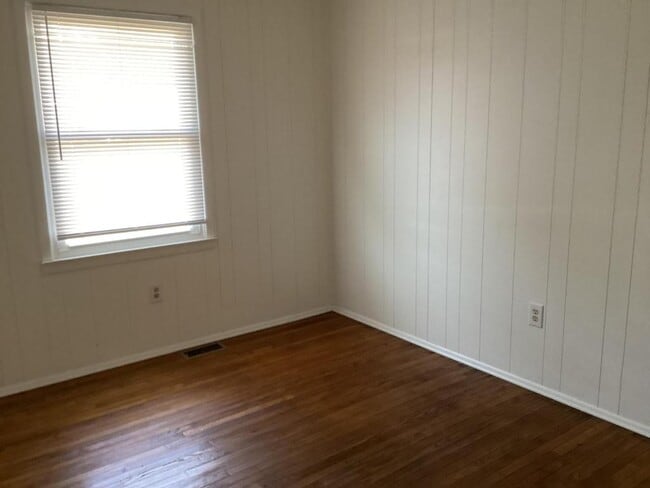 Building Photo - 242 E 35th St