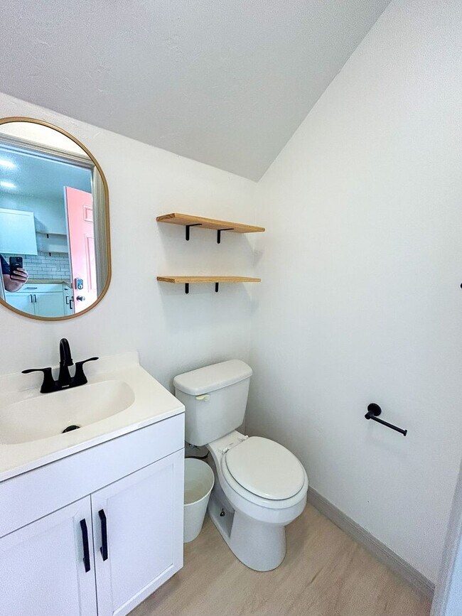 Building Photo - 1058 SW 6th Dr