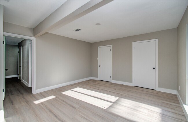 Building Photo - 7918 Bayside Dr