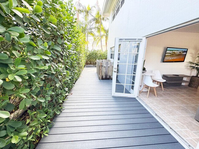 Building Photo - 234 Oleander Ave