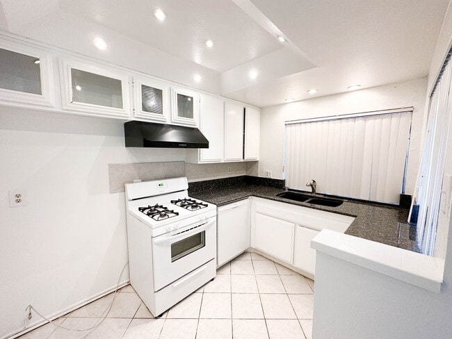 Building Photo - Townhome AVAILABLE NOW in Colton. 2 Bed / 2 Bath Floorplan  + Garage!