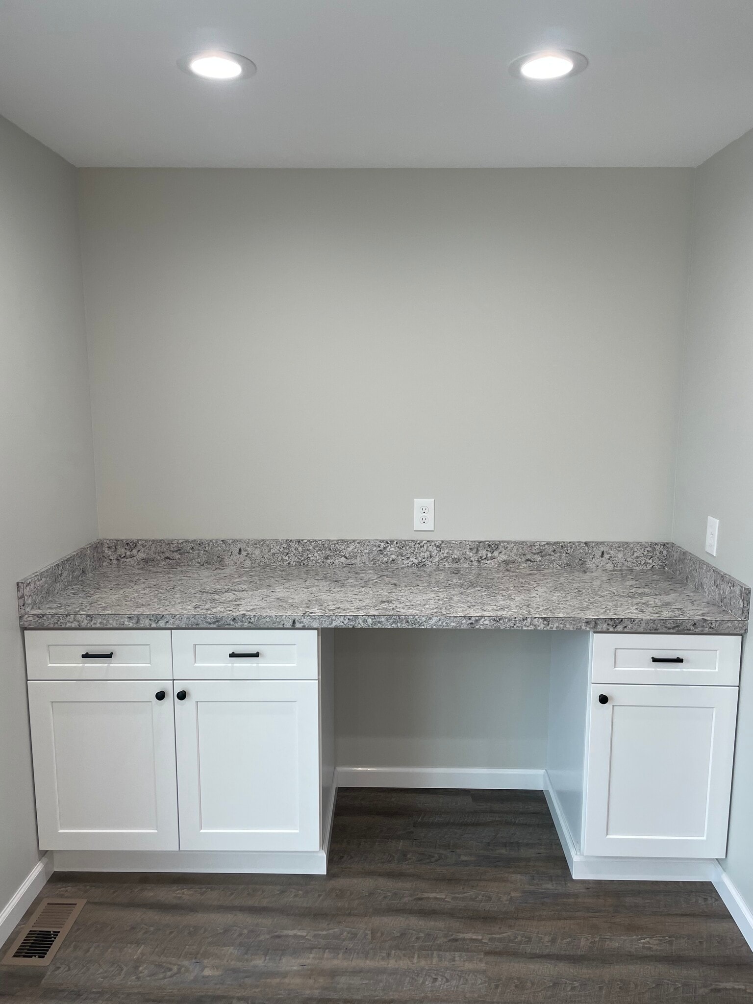 Work area or coffee bar - 27665 Water St