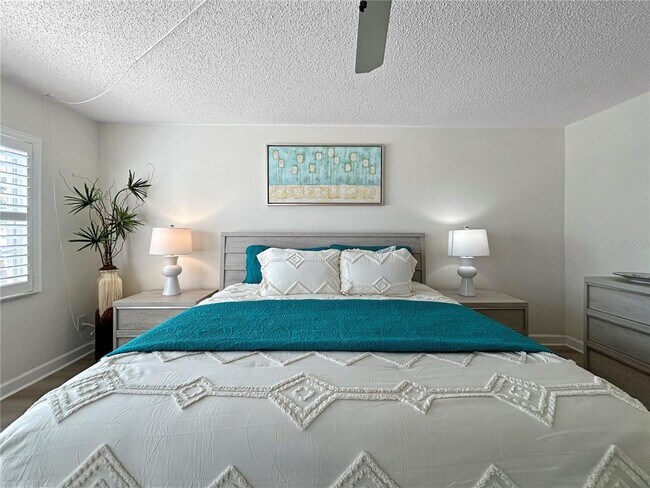 Building Photo - 4325 Gulf of Mexico Dr