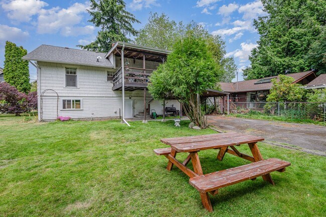 Building Photo - Charming 2 Bed, 1 Bath Home with Bonus Off...