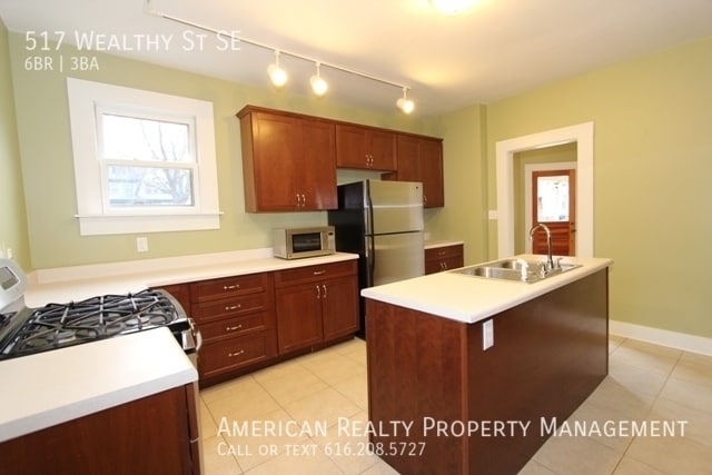 Building Photo - 517 Wealthy St SE