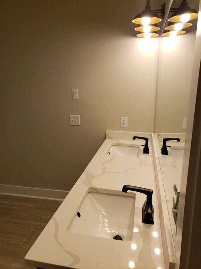 Building Photo - Charming 3-Bedroom, 2.5-Bath Home in Prime Downtown Nashville Location