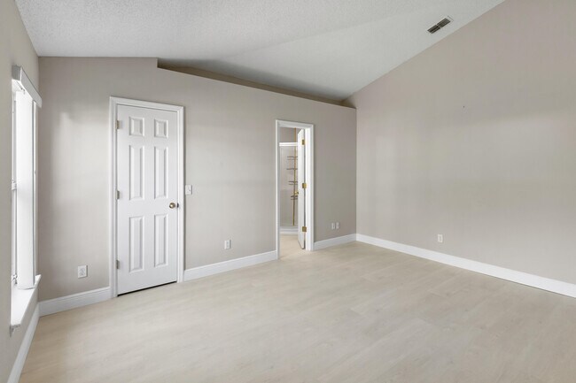 Building Photo - 173 SW Ray Ave