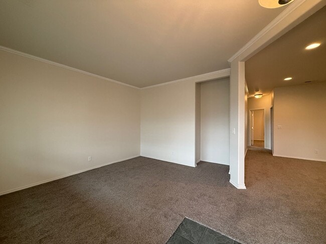 Building Photo - 3 bed, 2 bath Single Level Home