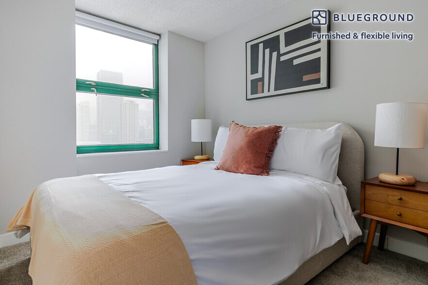 Building Photo - 77 W Huron St