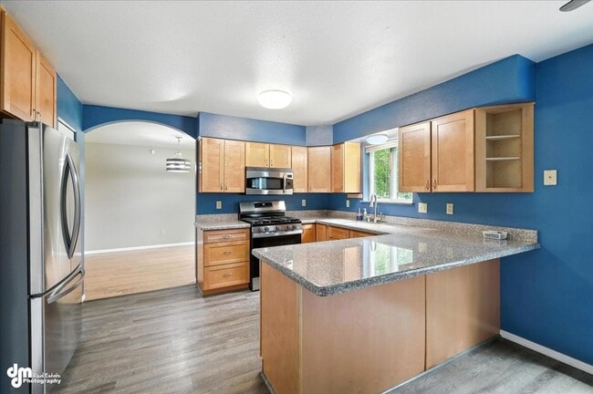 Building Photo - Spacious Palmer Home!
