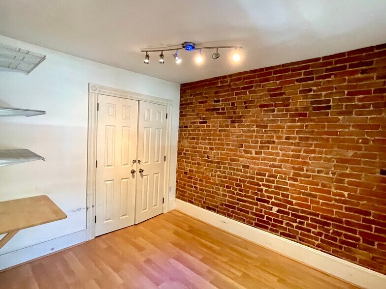 Building Photo - 14 Mead St