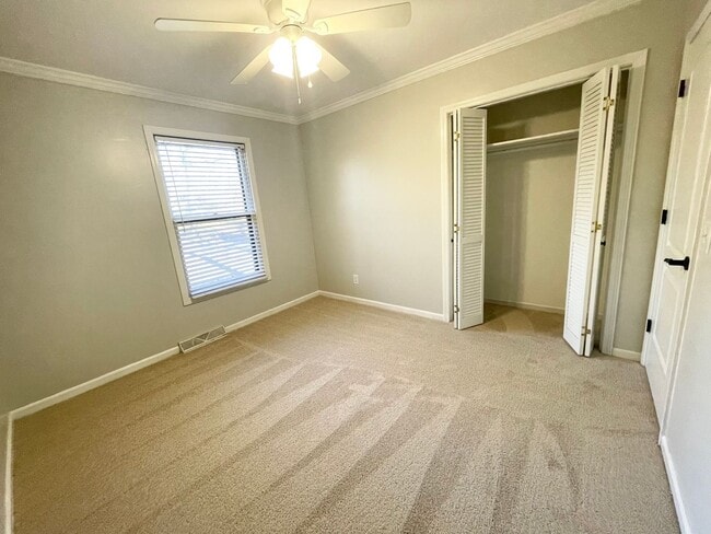 Building Photo - 328 Wellington Way