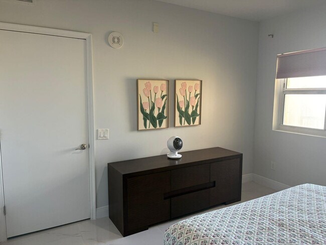 Building Photo - 2650 Lake Shore Dr