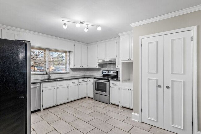 Building Photo - Elon - Large Brick Home, Hardwoods, Granite Counter-Tops, SS Appliances, Fire Place, Carport - Mu...