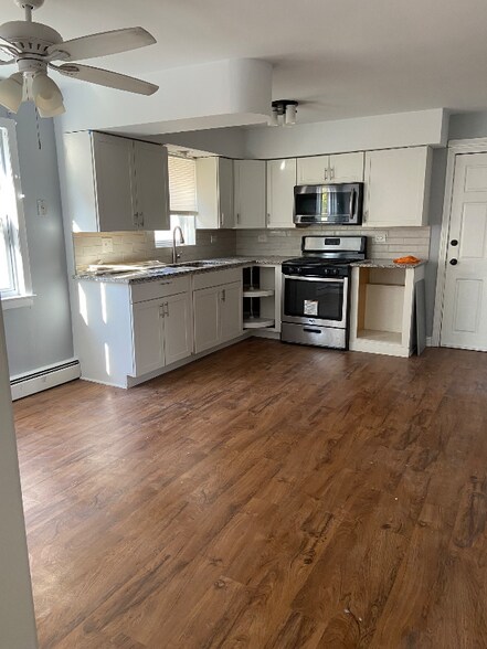 Building Photo - 3520 W 59th St