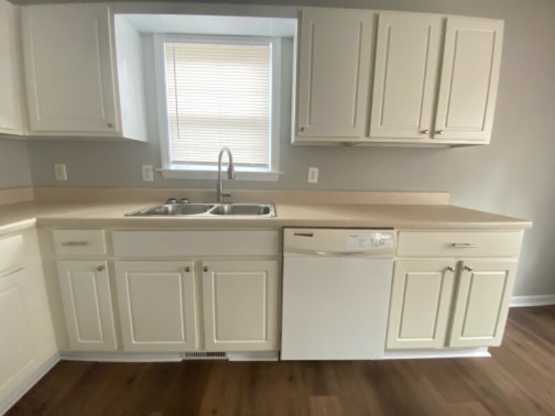 Building Photo - 375 Sommerset Dr