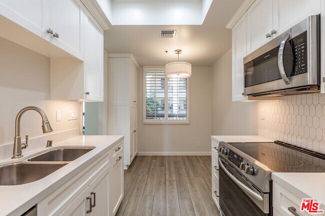 Building Photo - 2102 Century Park Ln