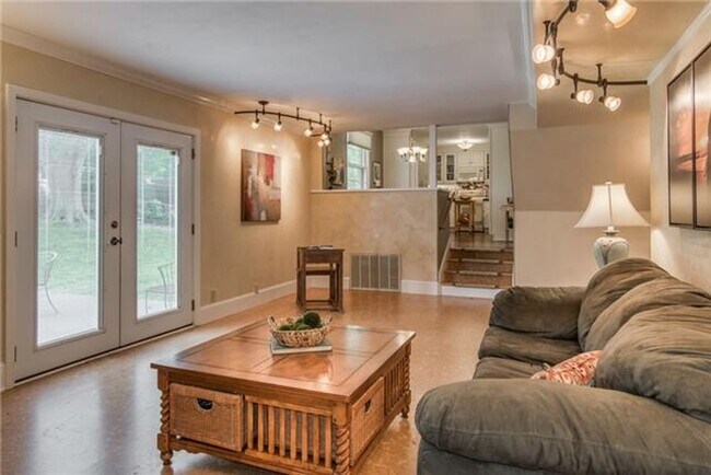 Building Photo - AVAILABLE NOW; 2-Bed/2.5-Bath in Crieve Hall