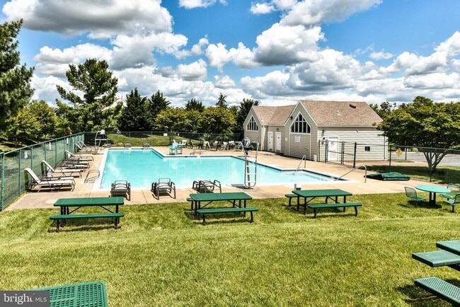 Building Photo - 21820 Leatherleaf Ct