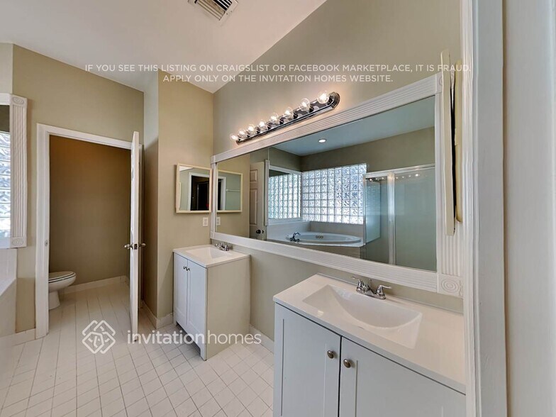 Building Photo - 1170 NW 185th Ave