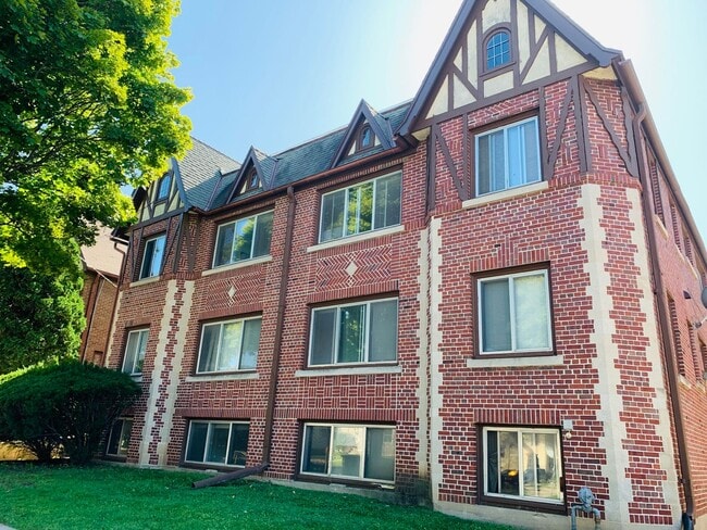 Interior Photo - 2019 University Ave