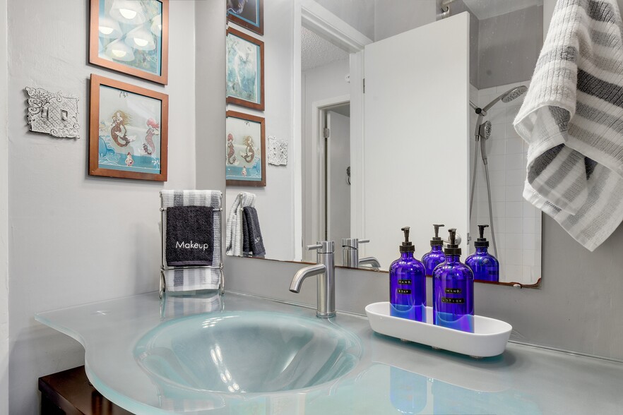 Bathroom with tub/shower - 501 Wolverton Dr